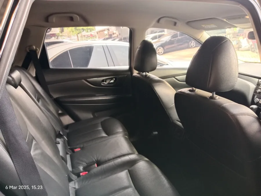 Foto Mobil Bekas Kabin Belakang Nissan X-Trail 2.5 tahun 2015