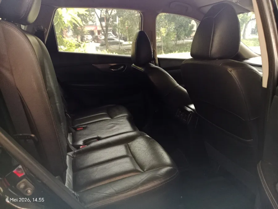 Foto Mobil Bekas Kabin Belakang Nissan X-Trail 2.5 tahun 2015