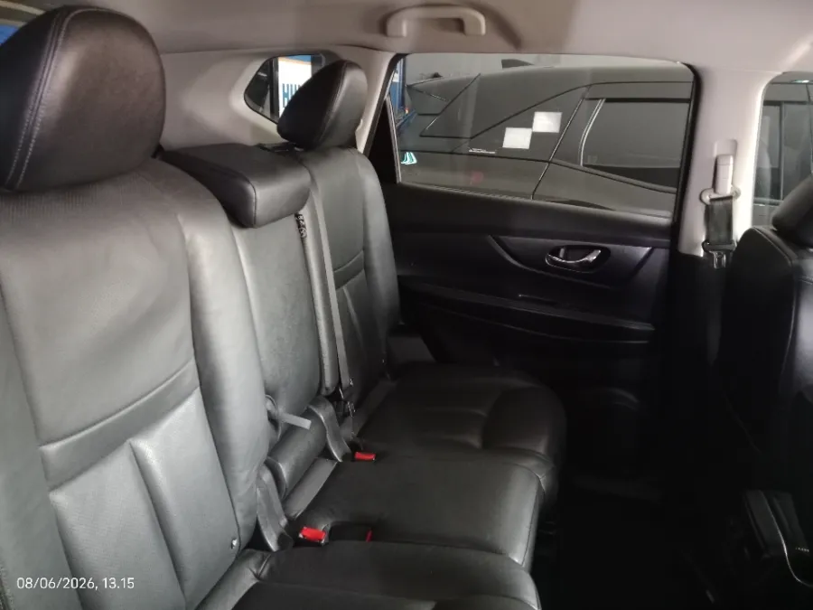 Foto Mobil Bekas Kabin Belakang Nissan X-Trail 2.5 tahun 2015