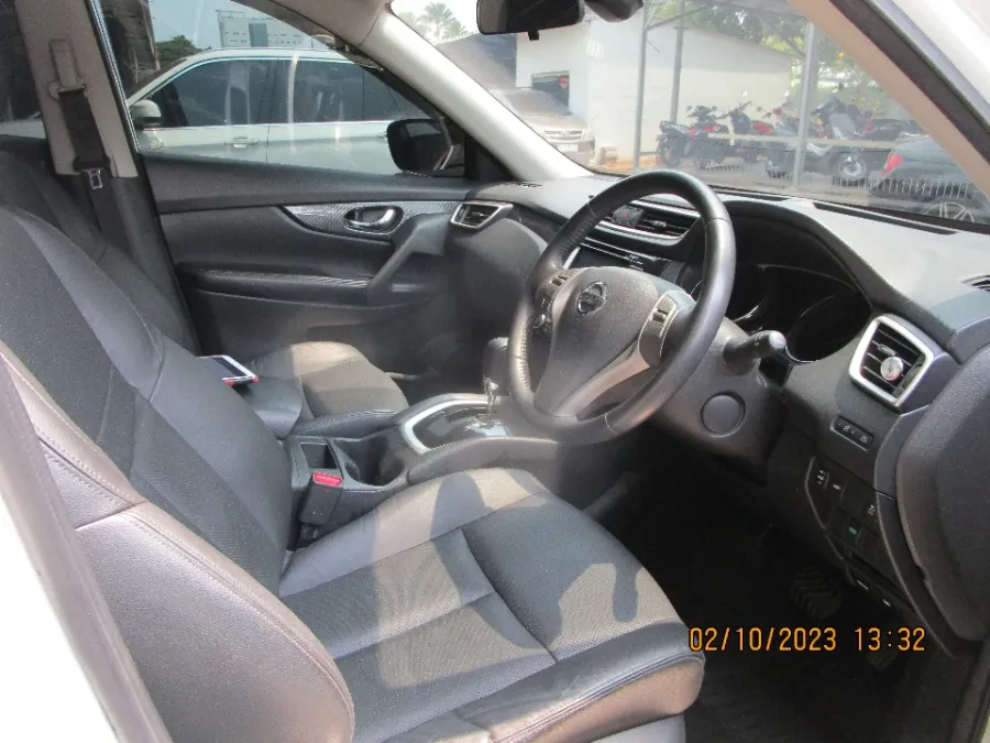 Foto Mobil Bekas Kabin Depan Nissan X-Trail 2.5 tahun 2015