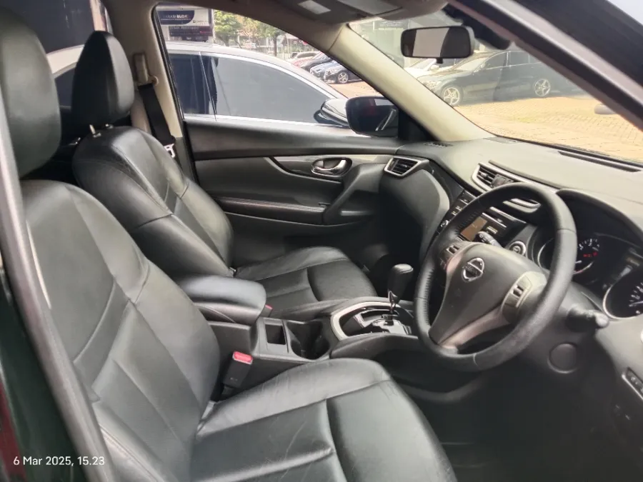 Foto Mobil Bekas Kabin Depan Nissan X-Trail 2.5 tahun 2015