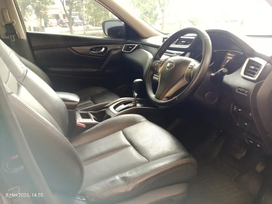 Foto Mobil Bekas Kabin Depan Nissan X-Trail 2.5 tahun 2015
