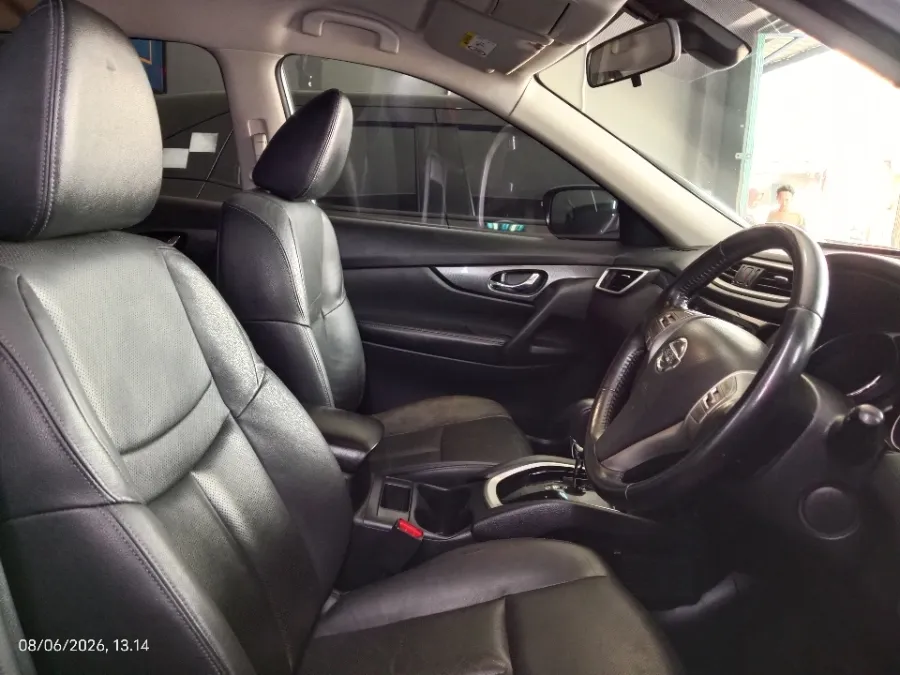 Foto Mobil Bekas Kabin Depan Nissan X-Trail 2.5 tahun 2015