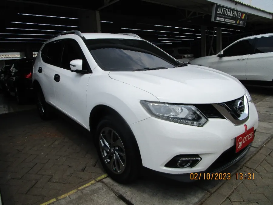 Foto Mobil Bekas Kanan Depan Nissan X-Trail 2.5 tahun 2015