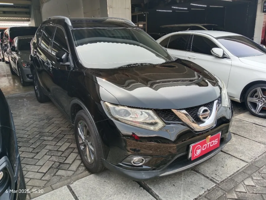 Foto Mobil Bekas Kanan Depan Nissan X-Trail 2.5 tahun 2015