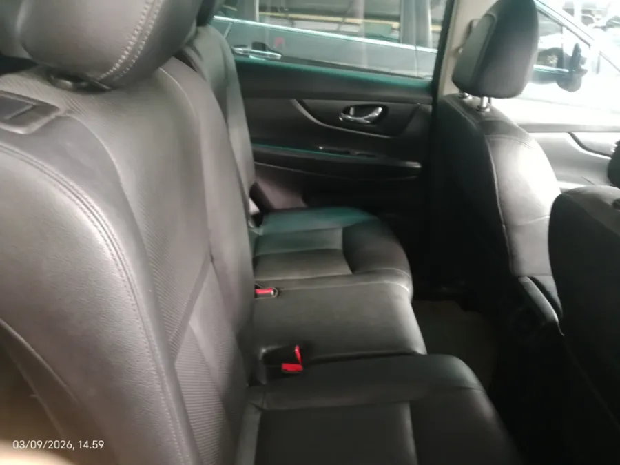 Foto Mobil Bekas Kabin Belakang Nissan X-Trail 2.5 tahun 2016