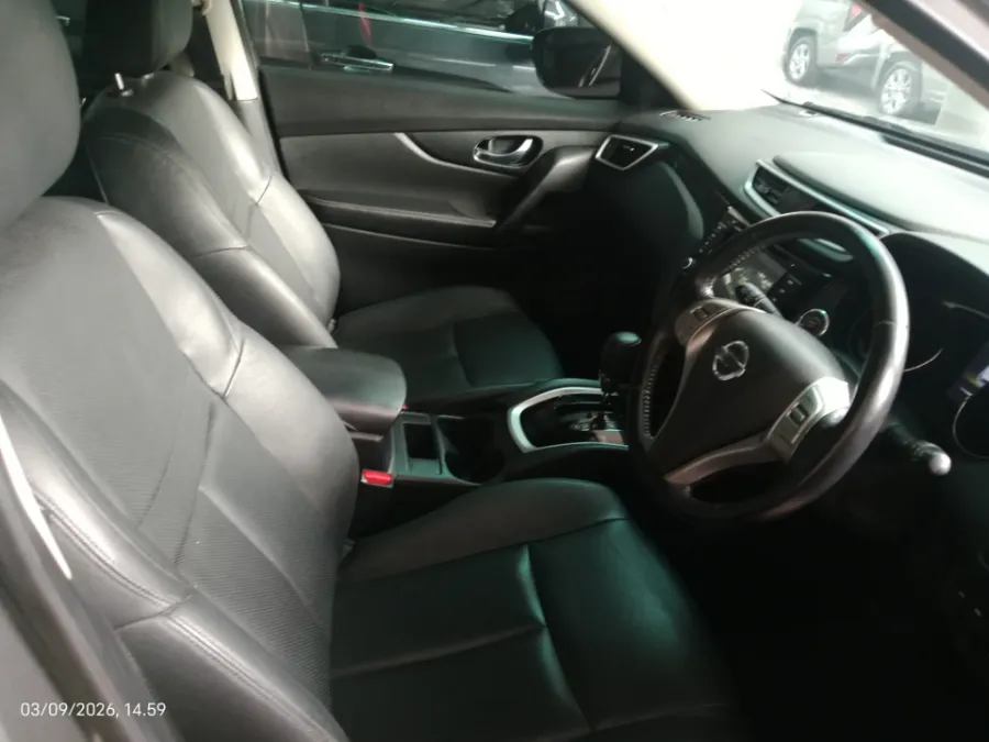 Foto Mobil Bekas Kabin Depan Nissan X-Trail 2.5 tahun 2016