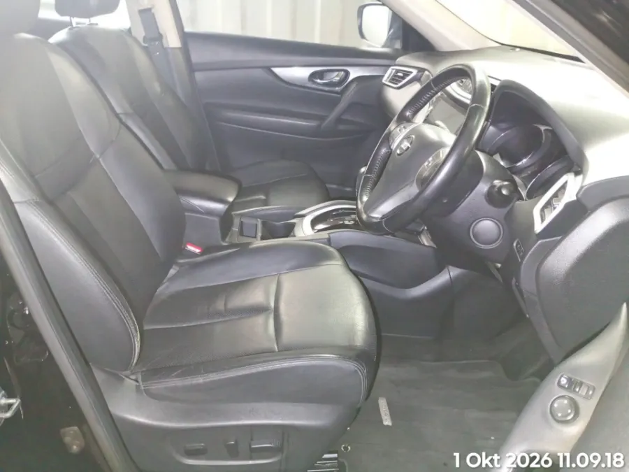 Foto Mobil Bekas Kabin Depan Nissan X-Trail 2.5 tahun 2016