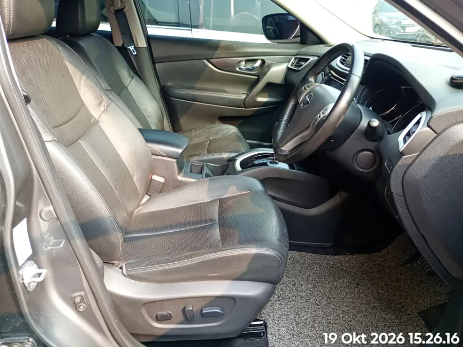 Foto Mobil Bekas Kabin Depan Nissan X-Trail 2.5 tahun 2016