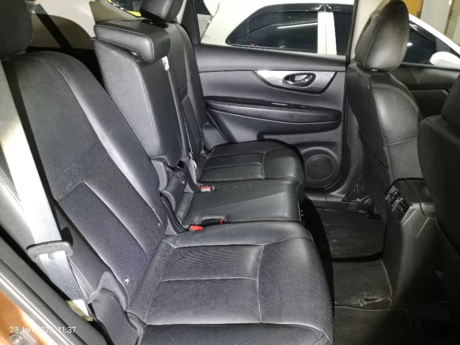 Foto Mobil Bekas Kabin Belakang Nissan X-Trail 2.5 tahun 2017