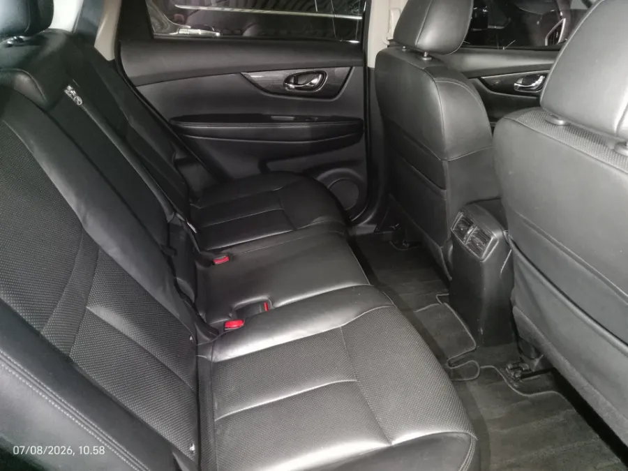 Foto Mobil Bekas Kabin Belakang Nissan X-Trail 2.5 tahun 2017