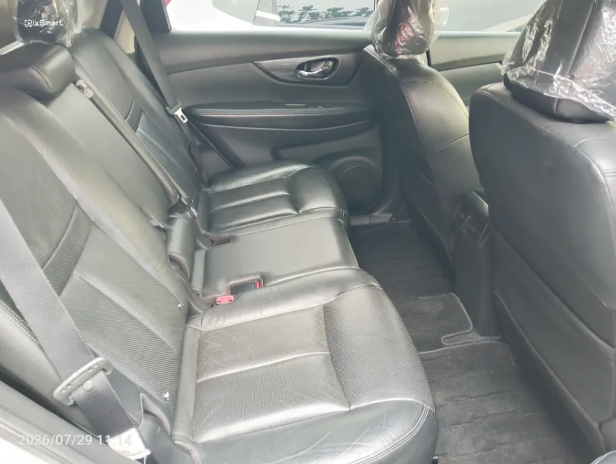 Foto Mobil Bekas Kabin Belakang Nissan X-Trail 2.5 tahun 2017