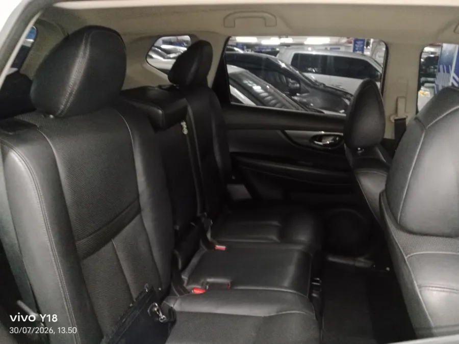 Foto Mobil Bekas Kabin Belakang Nissan X-Trail 2.5 tahun 2017