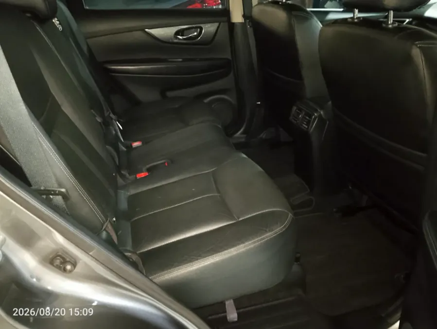 Foto Mobil Bekas Kabin Belakang Nissan X-Trail 2.5 tahun 2017