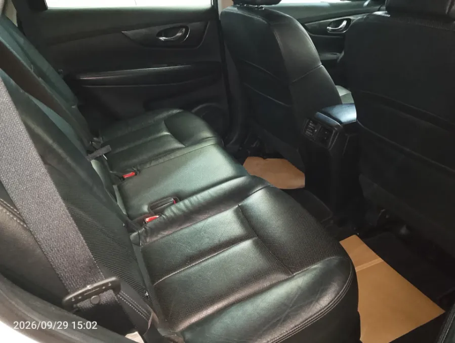 Foto Mobil Bekas Kabin Belakang Nissan X-Trail 2.5 tahun 2017