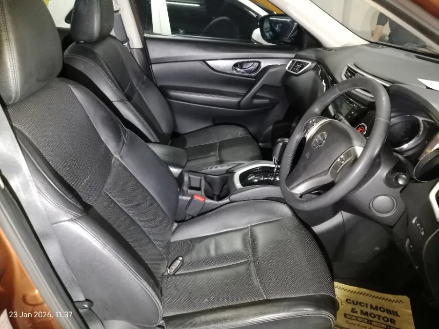 Foto Mobil Bekas Kabin Depan Nissan X-Trail 2.5 tahun 2017