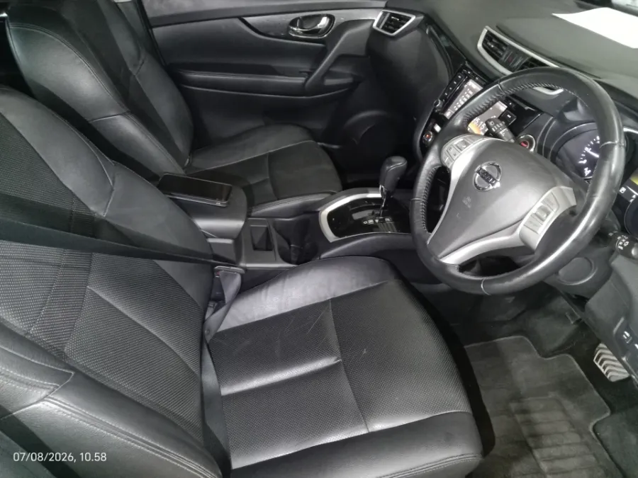 Foto Mobil Bekas Kabin Depan Nissan X-Trail 2.5 tahun 2017