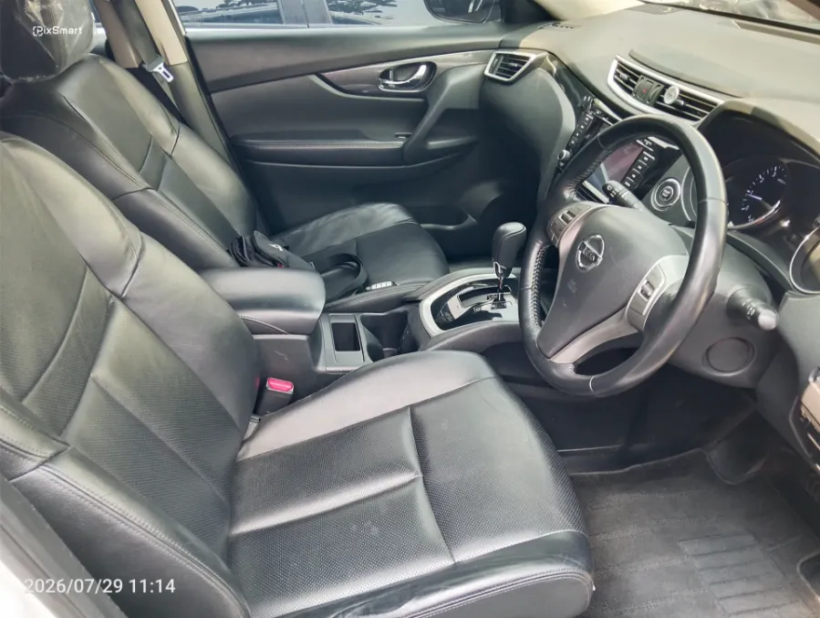 Foto Mobil Bekas Kabin Depan Nissan X-Trail 2.5 tahun 2017