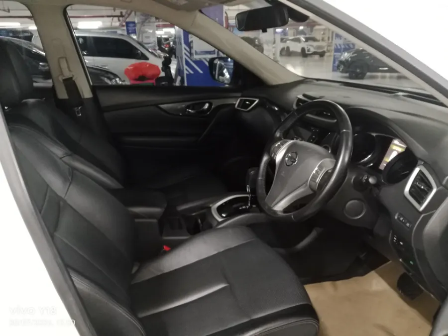 Foto Mobil Bekas Kabin Depan Nissan X-Trail 2.5 tahun 2017