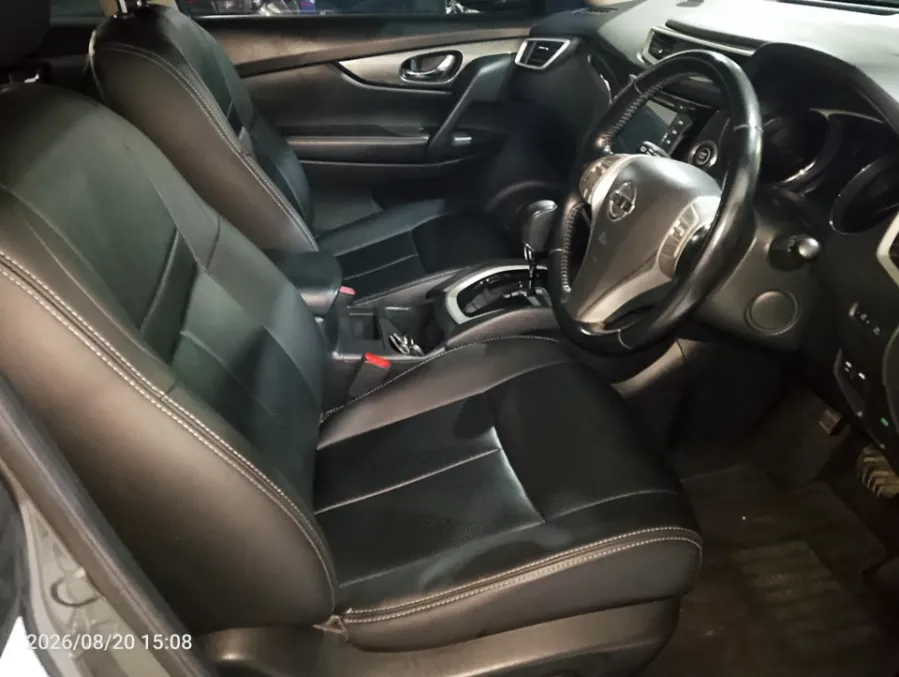 Foto Mobil Bekas Kabin Depan Nissan X-Trail 2.5 tahun 2017