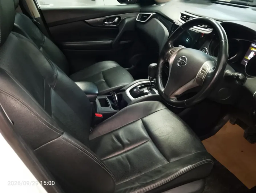 Foto Mobil Bekas Kabin Depan Nissan X-Trail 2.5 tahun 2017