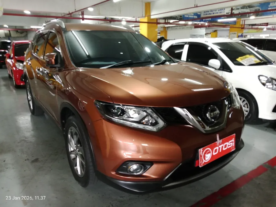 Foto Mobil Bekas Kanan Depan Nissan X-Trail 2.5 tahun 2017