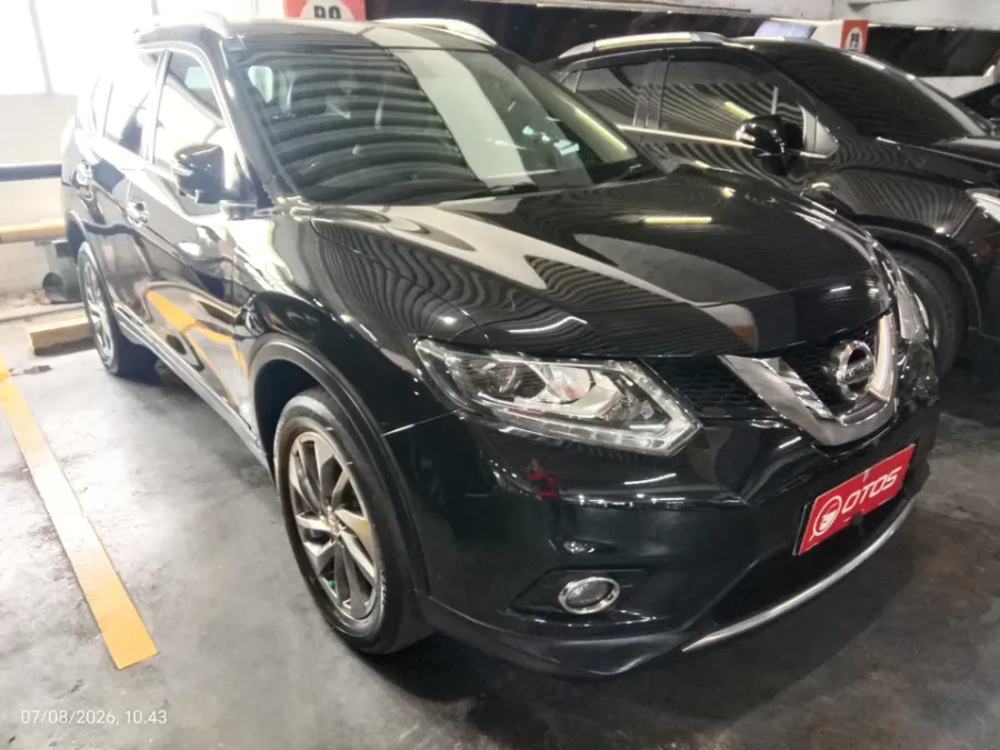Foto Mobil Bekas Kanan Depan Nissan X-Trail 2.5 tahun 2017