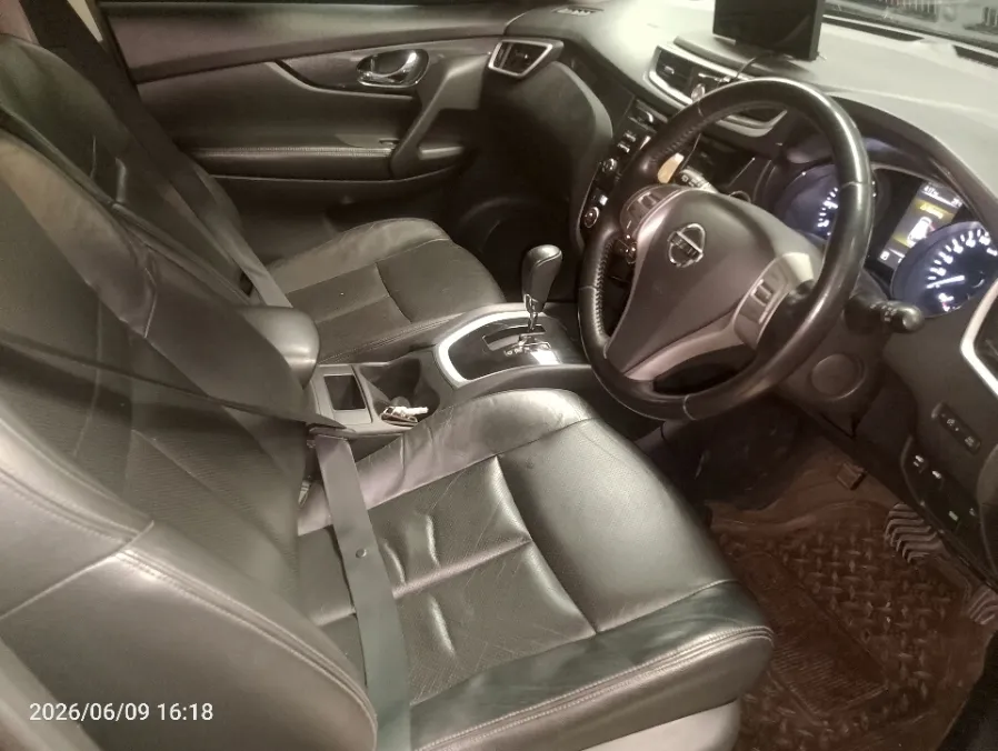 Foto Mobil Bekas Kabin Depan Nissan X-Trail 2.5 T32 tahun 2015
