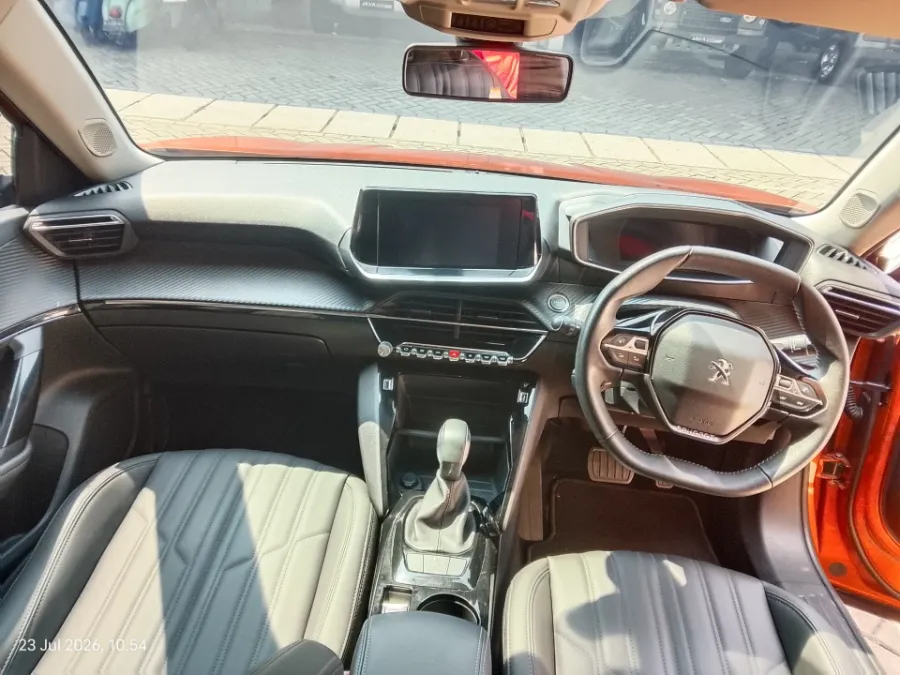 Foto Mobil Bekas Dashboard Peugeot 2008 1.2 tahun 2022