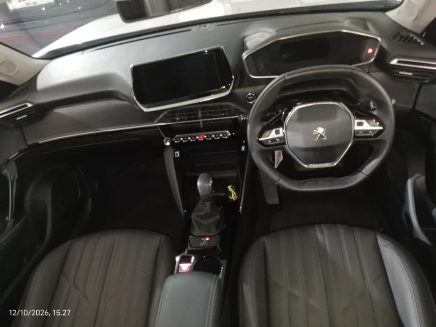 Foto Mobil Bekas Dashboard Peugeot 2008 1.2 tahun 2022