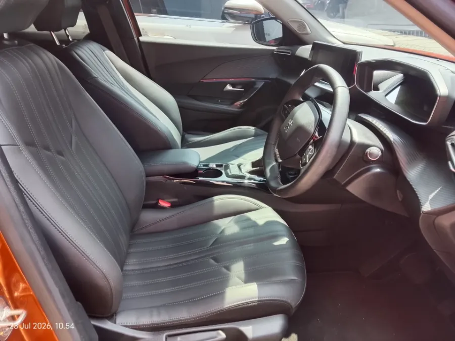 Foto Mobil Bekas Kabin Depan Peugeot 2008 1.2 tahun 2022