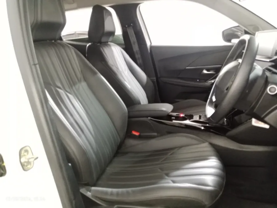 Foto Mobil Bekas Kabin Depan Peugeot 2008 1.2 tahun 2022