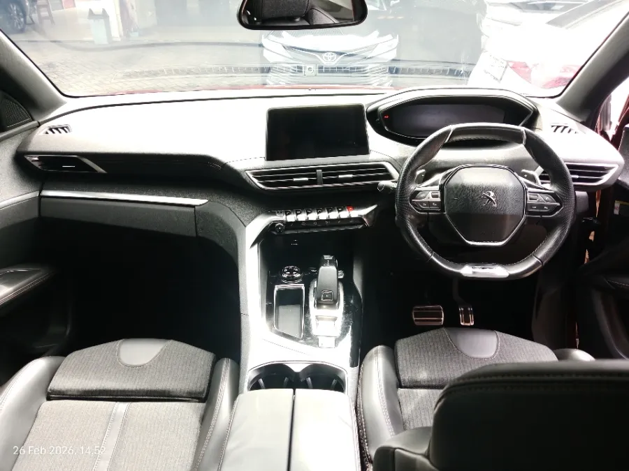 Foto Mobil Bekas Dashboard Peugeot 3008 1.6 tahun 2018