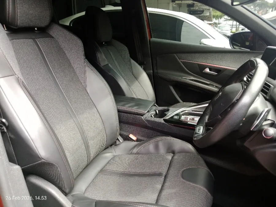 Foto Mobil Bekas Kabin Depan Peugeot 3008 1.6 tahun 2018