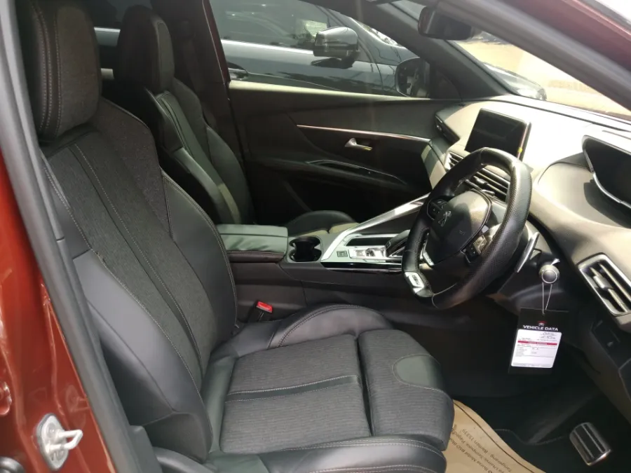 Foto Mobil Bekas Kabin Depan Peugeot 3008 1.6 tahun 2018