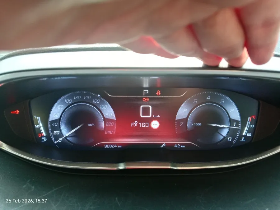 Foto Mobil Bekas Odometer Peugeot 3008 1.6 tahun 2018