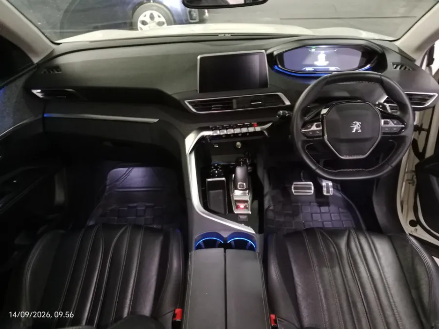 Foto Mobil Bekas Dashboard Peugeot 3008 1.6 tahun 2019