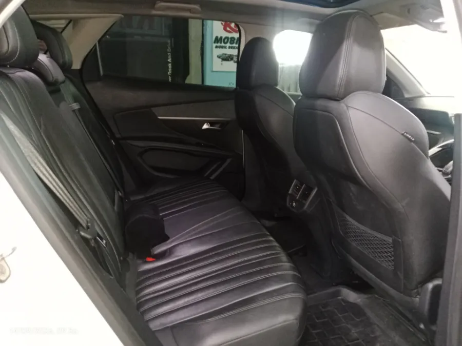 Foto Mobil Bekas Kabin Belakang Peugeot 3008 1.6 tahun 2019