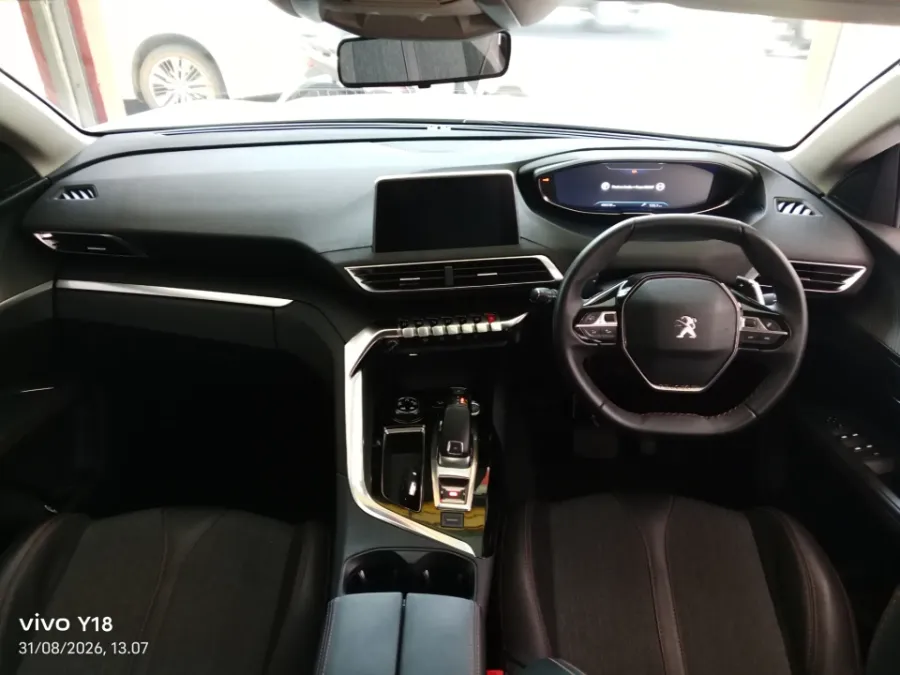 Foto Mobil Bekas Dashboard Peugeot 5008 1.6 tahun 2021