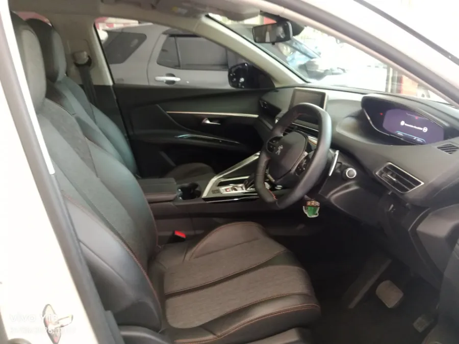 Foto Mobil Bekas Kabin Depan Peugeot 5008 1.6 tahun 2021