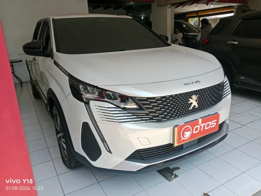 Foto Mobil Bekas Kanan Depan Peugeot 5008 1.6 tahun 2021