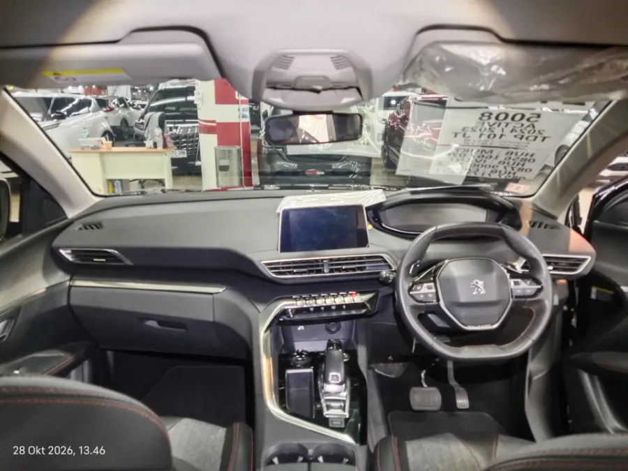 Foto Mobil Bekas Dashboard Peugeot 5008 1.6 tahun 2023