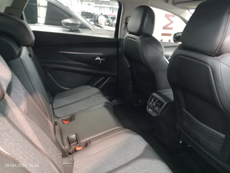 Foto Mobil Bekas Kabin Belakang Peugeot 5008 1.6 tahun 2023
