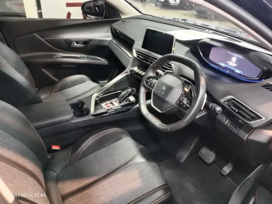 Foto Mobil Bekas Kabin Depan Peugeot 5008 1.6 tahun 2023
