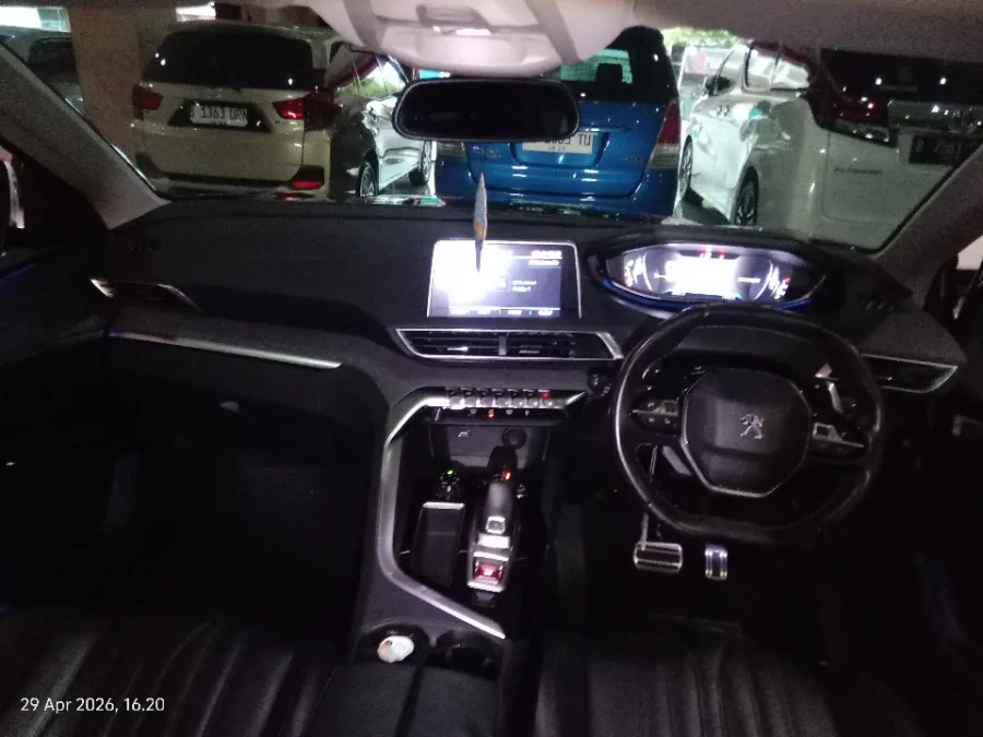 Foto Mobil Bekas Dashboard Peugeot 5008 1.6 Allure Plus tahun 2019