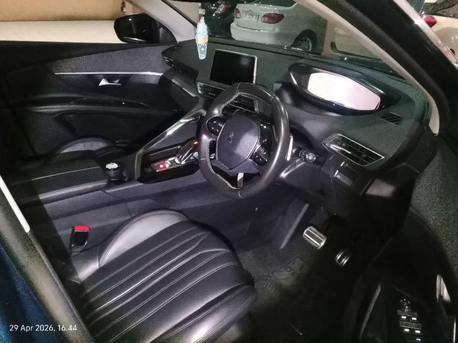 Foto Mobil Bekas Kabin Depan Peugeot 5008 1.6 Allure Plus tahun 2019