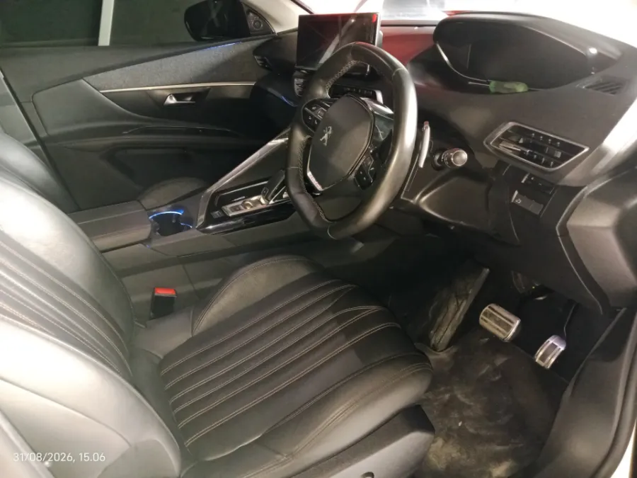 Foto Mobil Bekas Kabin Depan Peugeot 5008 1.6 Allure Plus tahun 2022