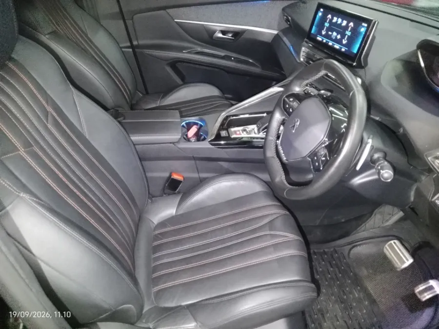 Foto Mobil Bekas Kabin Depan Peugeot 5008 1.6 Allure Plus tahun 2022