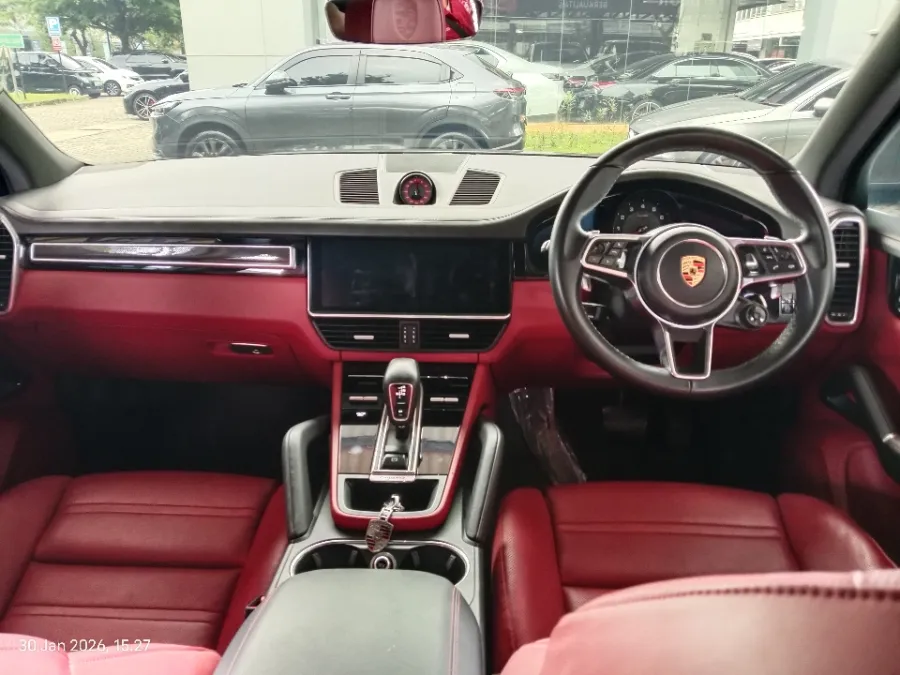 Foto Mobil Bekas Dashboard Porsche Cayenne 3.0 tahun 2018