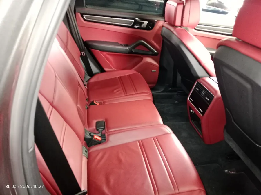 Foto Mobil Bekas Kabin Belakang Porsche Cayenne 3.0 tahun 2018